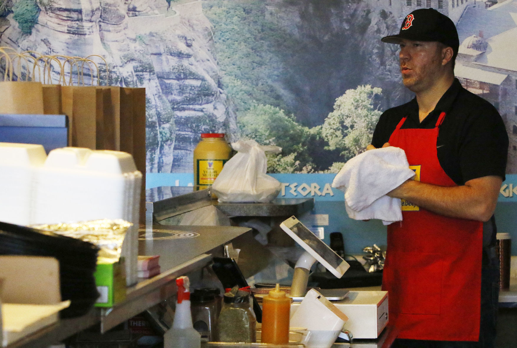 Merrillville restaurant donates food to health care workers